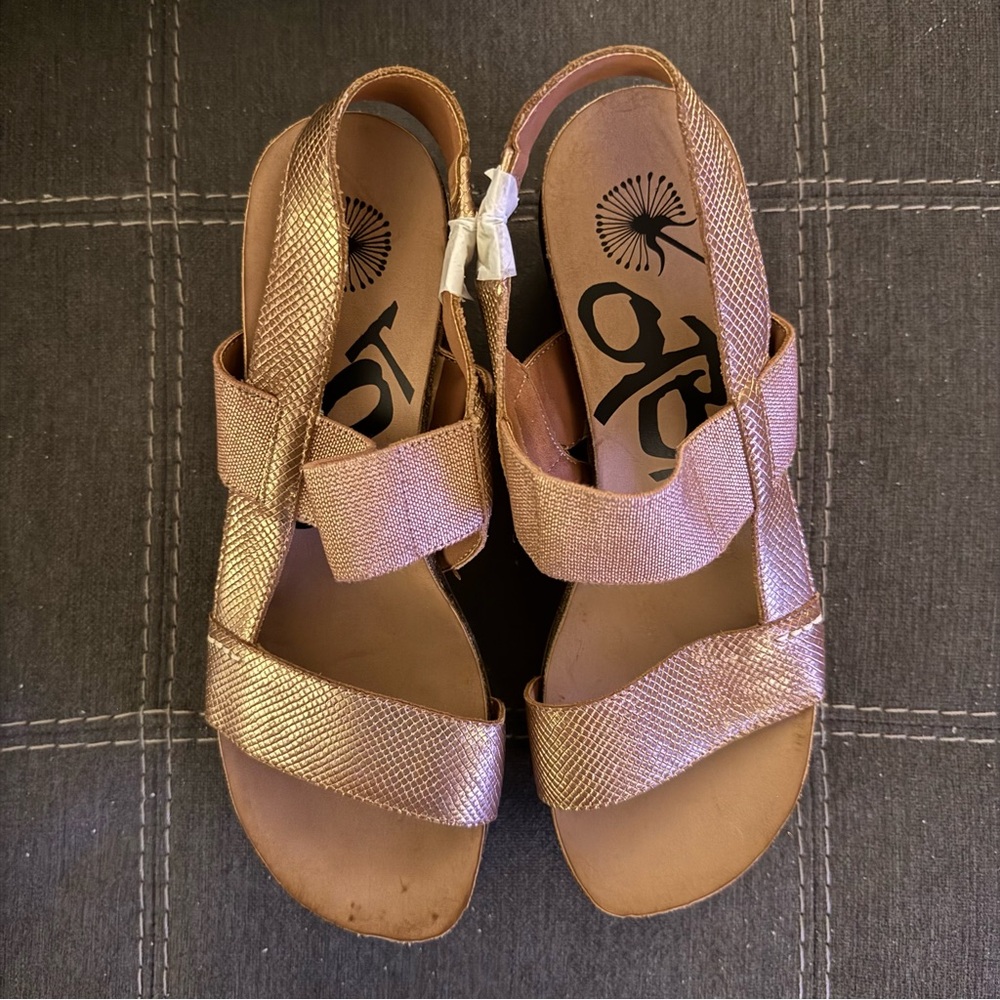 Never worn, Otbt platform heels, metallic